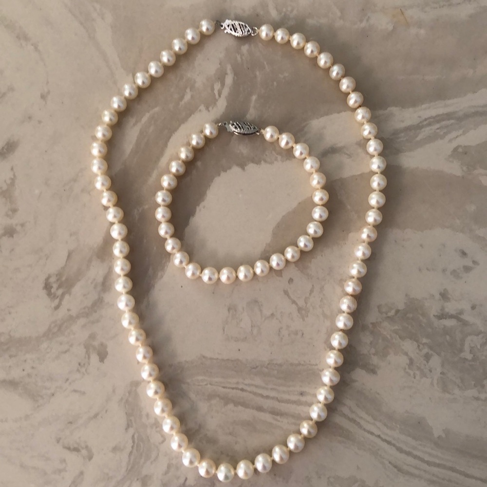 Pearl necklace and bracelet